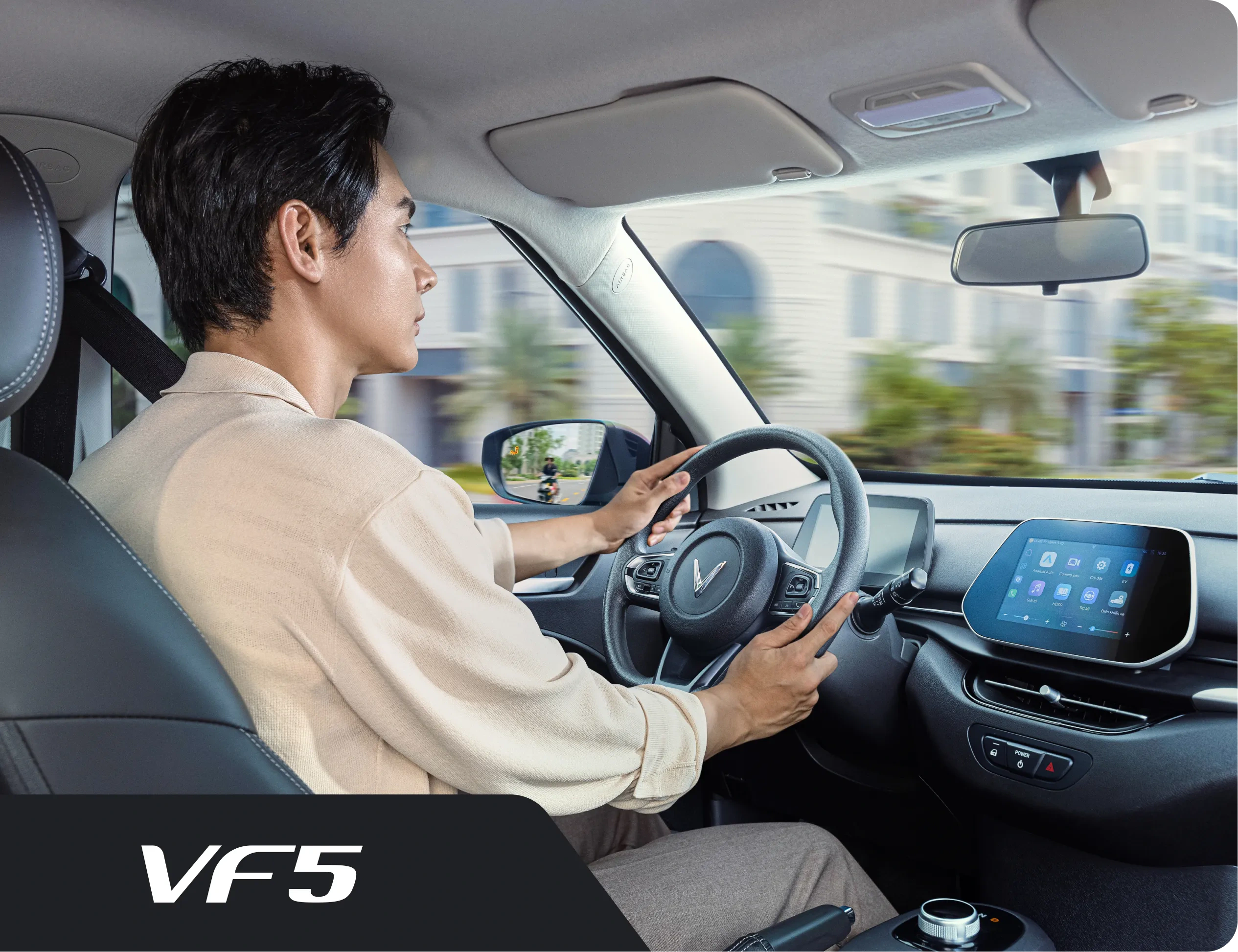 Người lái VinFast VF 5 trên đường đô thị
